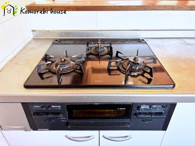 上尾市今泉3丁目　中古一戸建てのキッチン|3口コンロです