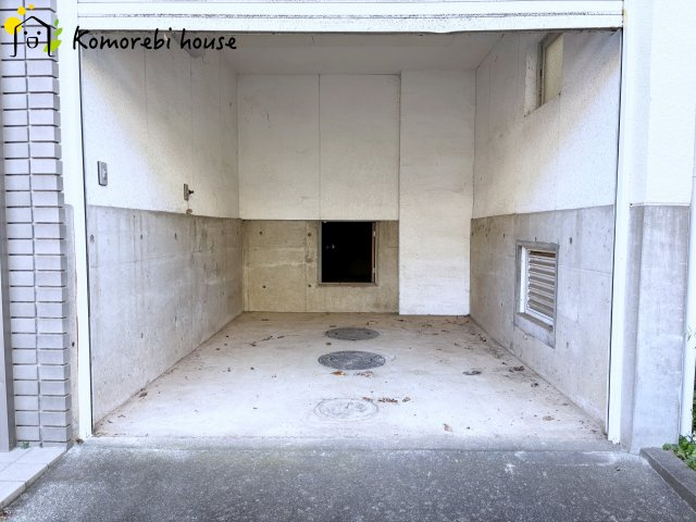 上尾市今泉3丁目　中古一戸建ての駐車場|シャッター付き車庫です