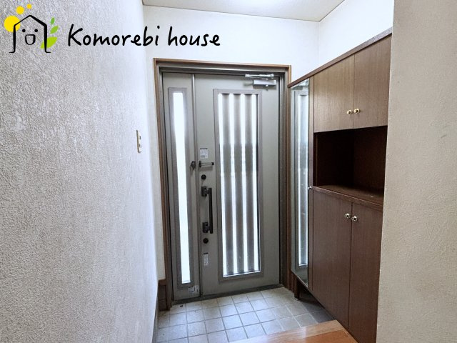 上尾市今泉3丁目　中古一戸建ての玄関|室内から見た玄関です