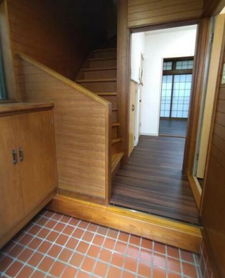 【玄関】 | 三宅貸家 | 明るい玄関です