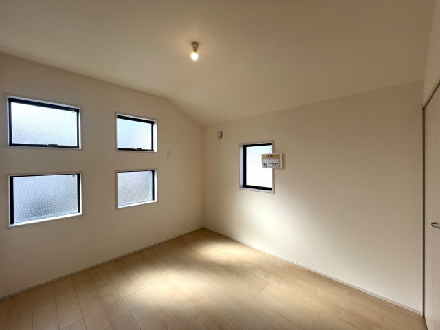 みんな大好き回遊動線！！大和市西鶴間７丁目新築戸建の洋室|広々とした洋室です