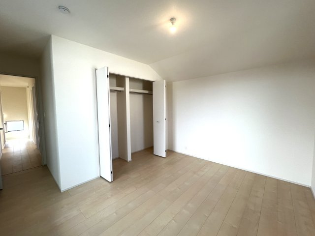 みんな大好き回遊動線！！大和市西鶴間７丁目新築戸建の洋室|ゆったりした洋室です