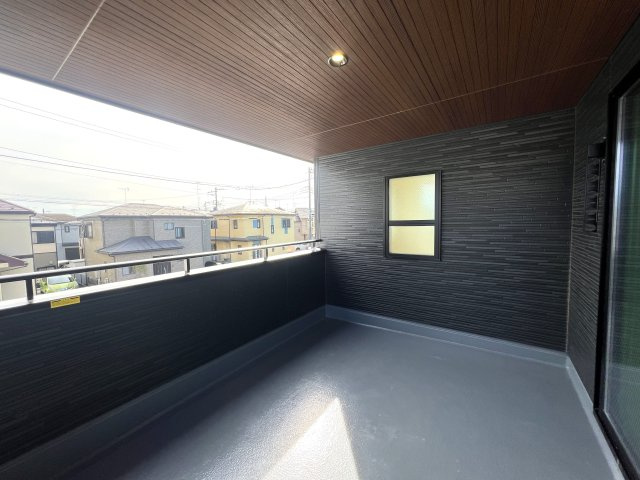 みんな大好き回遊動線！！大和市西鶴間７丁目新築戸建のバルコニー|外からの目が気にならないバルコニーで洗濯物が干せます