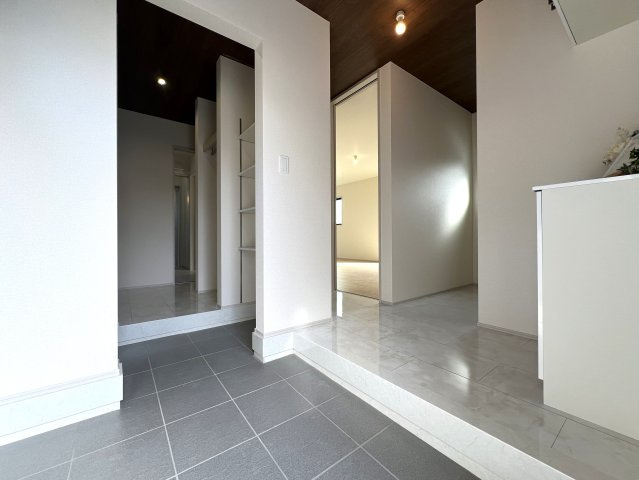 みんな大好き回遊動線！！大和市西鶴間７丁目新築戸建の玄関|落ち着いた玄関です