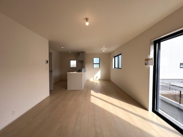 みんな大好き回遊動線！！大和市西鶴間７丁目新築戸建の居間・リビング|使いやすいリビングです