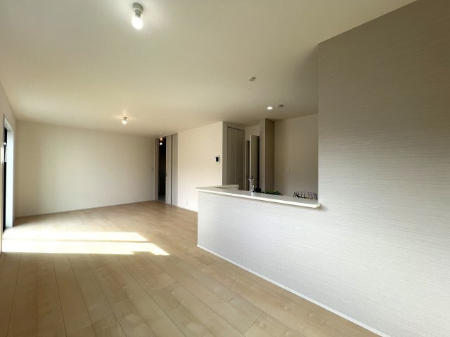 みんな大好き回遊動線！！大和市西鶴間７丁目新築戸建の居間・リビング|ゆったりとした居間です