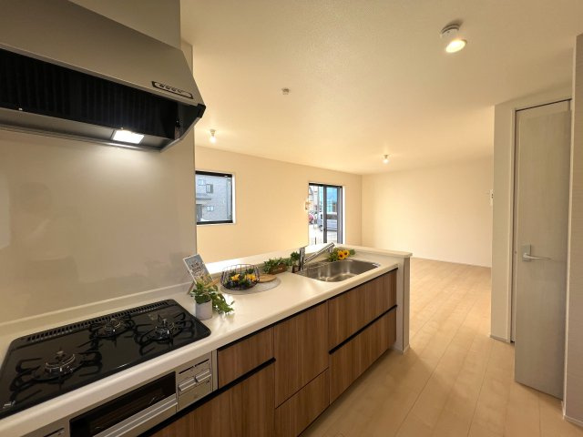 みんな大好き回遊動線！！大和市西鶴間７丁目新築戸建のキッチン|きれいなキッチンです