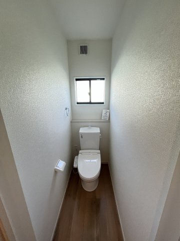 【トイレ】 | 糟屋郡新宮町大字新宮1期・平屋　1号棟（全1棟）【仲介手数料無料・0円】 | 施工例。1階のトイレです。施工例は完成時と異なる場合があります。