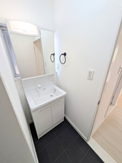 【洗面所】 | フライハイト大野北　2LDKH　 | 明るい洗面所です