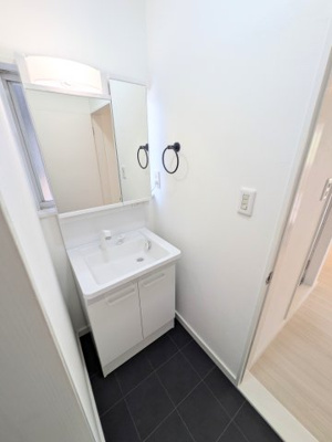 【洗面所】 | フライハイト大野北　2LDKH　 | 明るい洗面所です