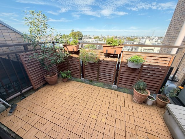 練馬区石神井台８丁目の中古マンションのバルコニー|ルーフバルコニー
ガーデニングも可！おしゃれなリラックスタイムを味わえます。