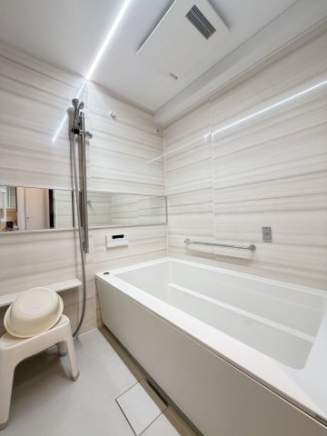 練馬区石神井台８丁目の中古マンションの浴室|あると便利な浴室乾燥機付き！
天候に左右されず、洗濯物が干せます。