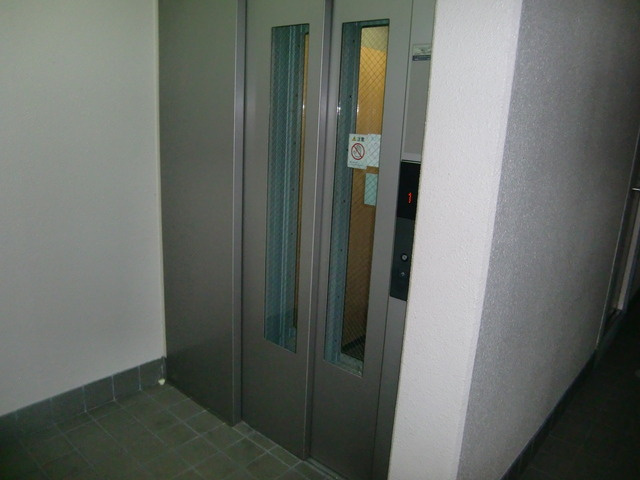 シーズ六甲道（旧ハイツグレース）のエントランス|エレベーター