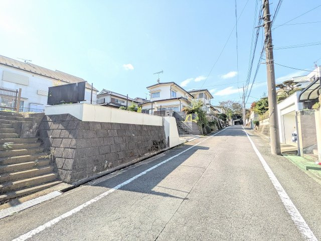 八王子市　宇津木町　建築条件付き売地の前面道路含む現地写真|～北東側6ｍ道路に面しています～
