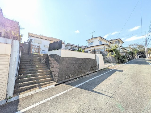 八王子市　宇津木町　建築条件付き売地の前面道路含む現地写真|～北東側6ｍ道路に面しています～
