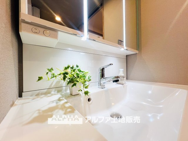 モナーク福生の独立洗面台|【Vanit】
◆洗面台◆身支度がしやすい洗面台は、収納力にも配慮した設計。朝の準備から帰宅後まで、家族みんなが使いやすい空間です。