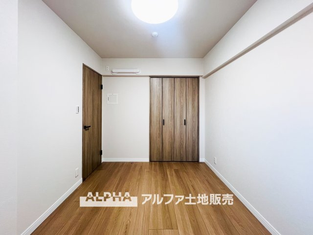 モナーク福生の洋室|【cozy room】
一部屋一部屋を丁寧に作り上げる、そんな空間を君と共有したい。僕たちの空間は、かけがえのない存在だから。