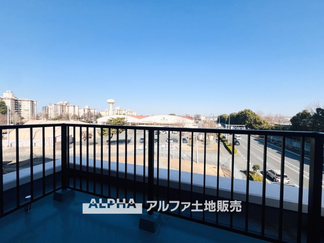 モナーク福生のバルコニー|【眺望】さんさんと降り注ぐ太陽光。手を伸ばせば吸い込まれそうなクリアブルー。過ごせば過ごすほど、環境の良さが分かるここ、西東京市新町。家族に必要な要素がぎゅっと詰まった素晴らしいお住まいです。