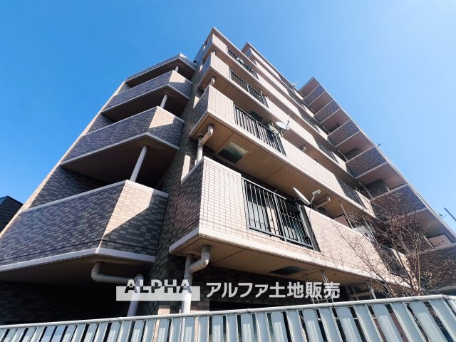 モナーク福生の外観|【Livingroom】
◆大採光◆採光もアクセントの一つとして。明るすぎず眩しすぎない丁度良さを追求しました。長年の設計のノウハウがギュッと詰まった充実の住まいです。