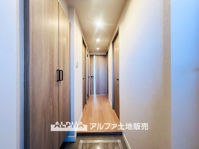 モナーク福生の玄関|【Entrance】
◆玄関◆出勤。いってきますの声が楽しげに聞こえてくる。ドアーの音も心地よく爽やかな朝の時間が流れます。