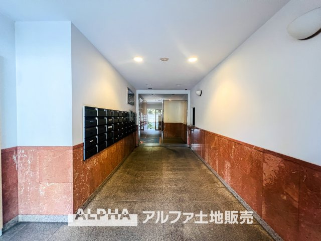 モナーク福生のエントランス|【Entrance】
◆エントランス◆管理の行き届いた綺麗なエントランスは、扉を開けると温もりと幸せと楽しさいっぱいの我が家に帰ってきたんだなと落ち着く瞬間。