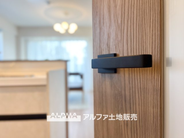 モナーク福生の居間・リビング|【cozy living】
◆休日は◆仕事から切り離された家族の為だけの場所でゆっくりくつろぎたい。趣味や、習い事で休日を過ごすも楽しいが、結局はここが安らげる。