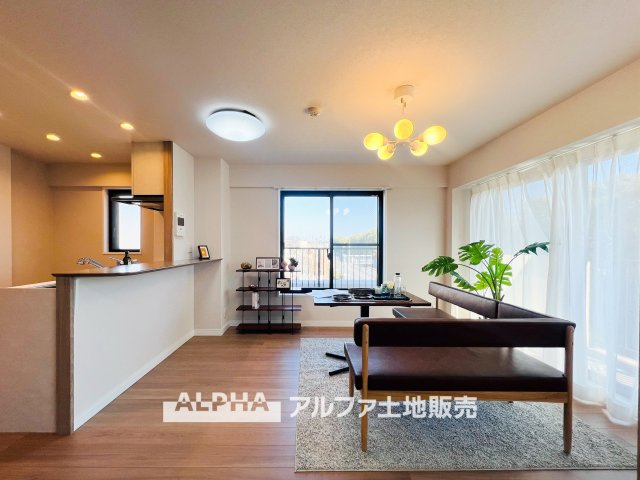 モナーク福生の居間・リビング|【full space】
◆気軽に人を招ける◆ゆったりとした住空間に手のぬくもりを感じれるような温かい住まい。そんな環境で暮らしていくうちに僕たちも変わって行く。