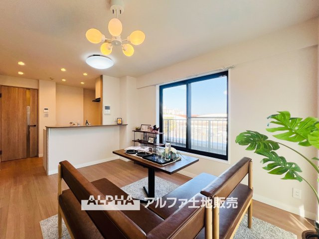 モナーク福生の居間・リビング|【light a living】
◆明るいリビング◆にペイントして君との時間を有意義に過ごしたい。ここでの暮らしは僕たちにとって宝物になる。