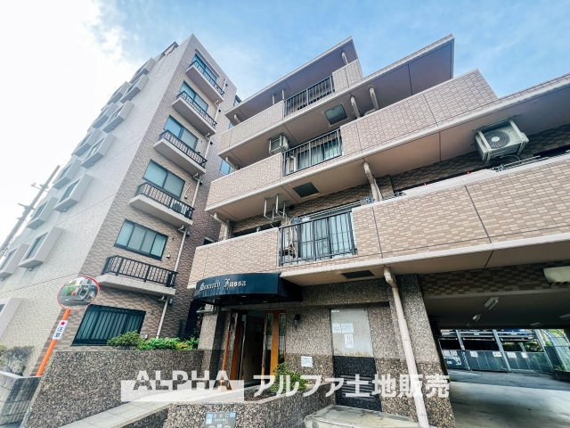 モナーク福生の外観|【outward appearance】
◆外観◆空隙と緑が織りなす柔らな陽射しと薫風を頬で感じさせ、さりげなく気が利いていて穏やかな雰囲気を醸し出すエリア。