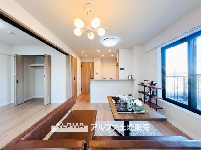 モナーク福生の居間・リビング|【A home found by chance】
◆偶然見つけた物件で◆思わぬ空間を手に入れたい。愛を育み、人と出会い、新たな命に恵まれる。そんな未来を創造してぬくもりのある住空間を君と共有したい。