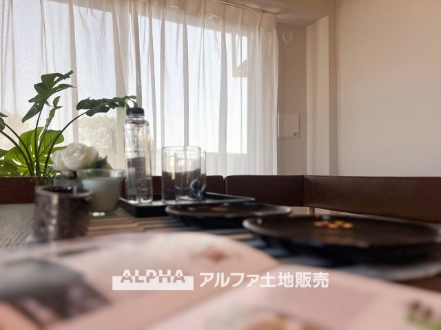 モナーク福生の居間・リビング|【Cherish the time】
◆君との時間は◆リビングで、食卓で、寝室で、どこにいても楽しめる。居心地の良い空間の中で質のいい安らぎを求めたい。