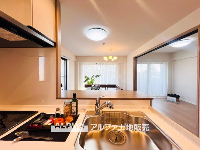 モナーク福生のキッチン|【Happy circle Kitchen】
◆団欒キッチン◆キッチンからは家族の団欒が飛び交い明るい陽射しを浴びながらの朝食は楽しく素敵な時を奏でる空間。