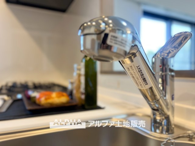 モナーク福生のキッチン|【Water cleaner】
◆浄水器◆蛇口から流れ出すお水はクリーンでいつも楽しめます。また浄水器内臓シャワー混合栓なので場所取らずのスッキリとしたスタイルです。