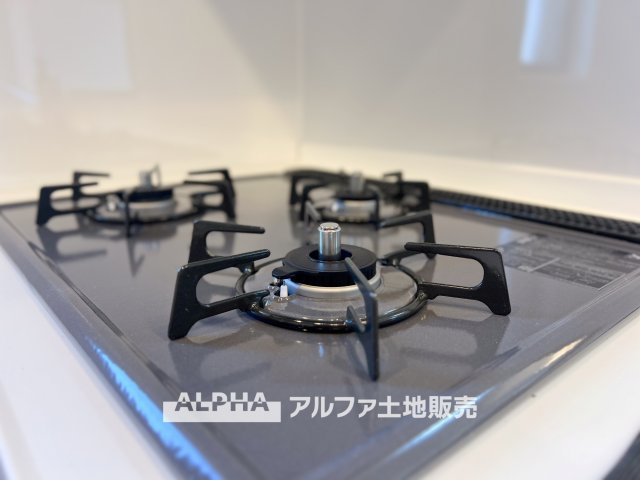 モナーク福生のキッチン|【gas stove】
◆ガスコンロ◆使い勝手に配慮されたガスコンロを備えたキッチン。火力調整がしやすく、毎日の調理がスムーズに進み、家事の時間を心地よく支えてくれます