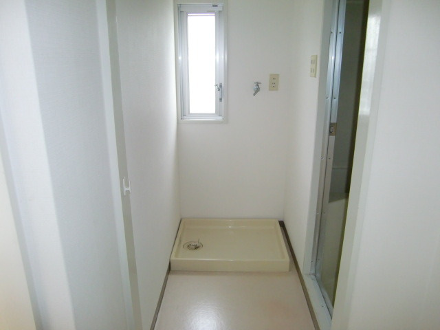 白い小さなマンション六甲の洗面所