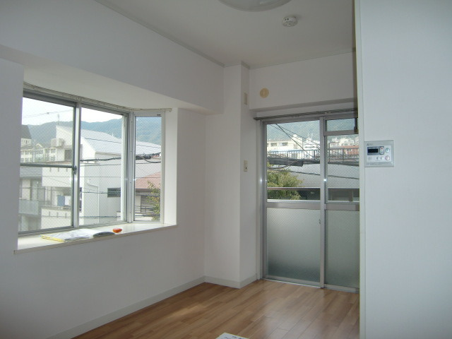 白い小さなマンション六甲の洋室