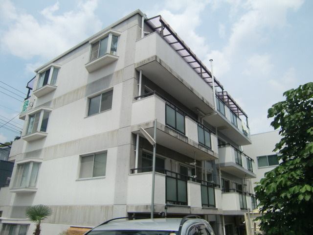 白い小さなマンション六甲の外観