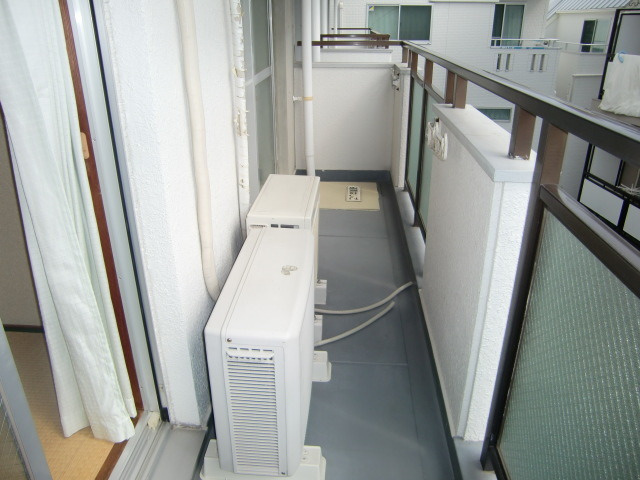 白い小さなマンション六甲のバルコニー