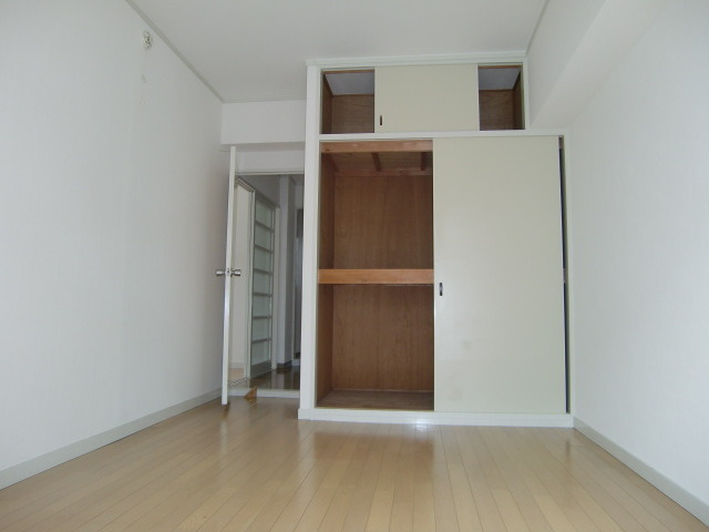 白い小さなマンション六甲の寝室