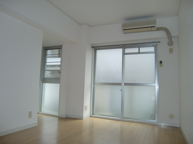 白い小さなマンション六甲の洋室