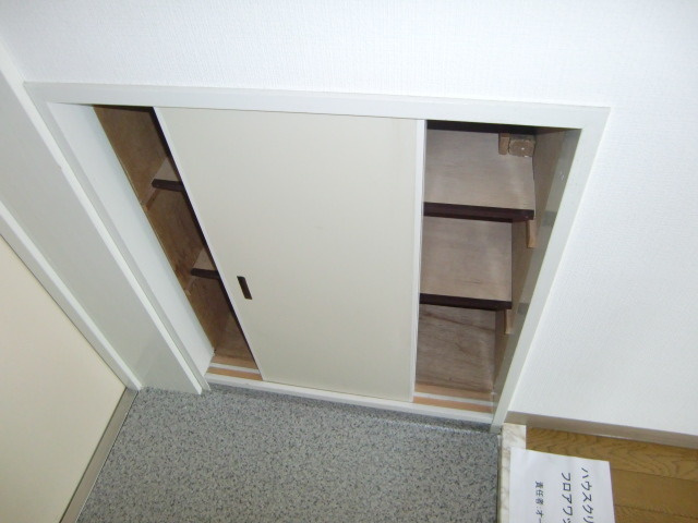 白い小さなマンション六甲の玄関