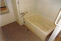 白い小さなマンション六甲の浴室