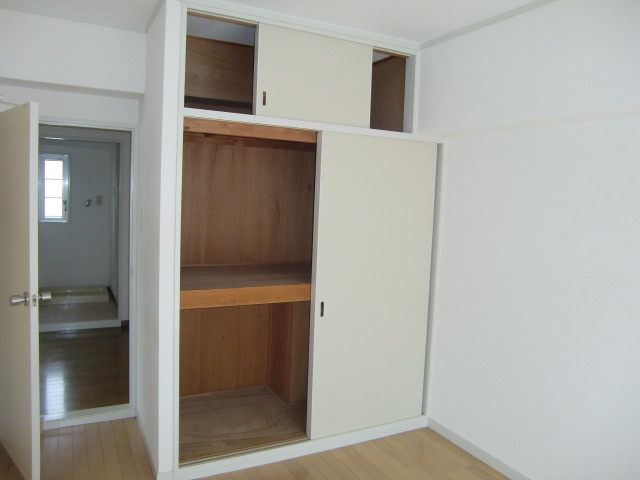 白い小さなマンション六甲の収納