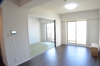 【居間・リビング】 | ルネサンスタワー北大宮 | 一人ひとり違う「快適な条件」を実現するため内装はシンプルに統一しています。飾り過ぎず拘り過ぎないデザインです。