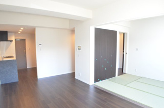 【居間・リビング】 | ルネサンスタワー北大宮 | 快適なリビングの条件「陽当たり、通風、開放感」が実現されています。自然なぬくもりが感じられるシンプルで落ち着いた雰囲気のリビングです。