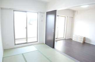 【和室】 | ルネサンスタワー北大宮 | リビング横の和室はLDKと一体した広々としたスペースでお過ごし頂くも良し、書斎や客間としてもお使いいただけます。