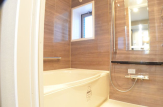 【浴室】 | ルネサンスタワー北大宮 | お風呂に求めるものは「心地よさ」。使いやすさと上質な質感を両立するアイテムを備えて癒しを演出します。