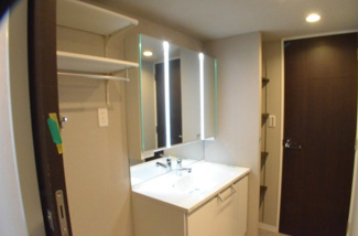 【独立洗面台】 | ルネサンスタワー北大宮 | 洗面台は大きさ充分！歯磨きやブラッシングなど慌ただしい朝の身だしなみチェックもOKです。