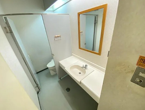 大津市大萱１丁目の事務所のトイレ