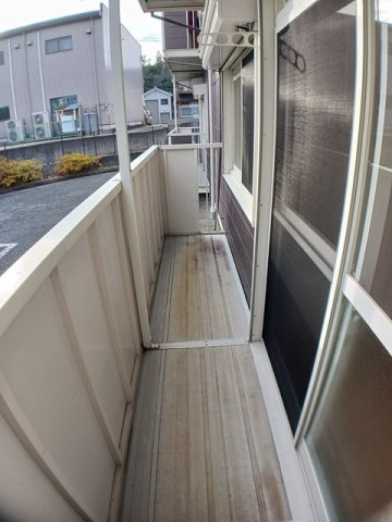 西宮市山口町中野１丁目のアパートのバルコニー